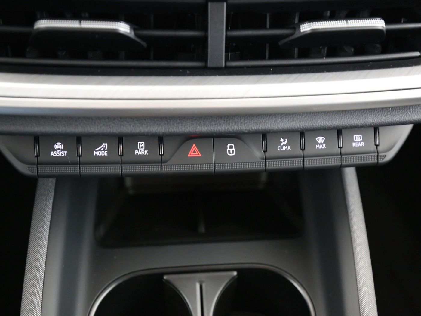 Fahrzeugabbildung SKODA Enyaq Enyaq 60 63 kWh Batterie Elektromotor 150 - mit KI generiert/bearbeitet