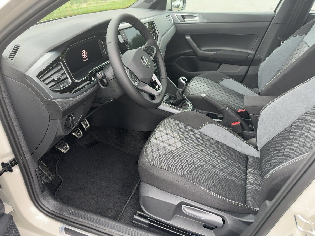 Fahrzeug autohaus mense Fahrzeugabbildung Volkswagen Polo R-Line 1.0 l TSI 5-Gang Kamera GJR, ACC - mit KI generiert/bearbeitet