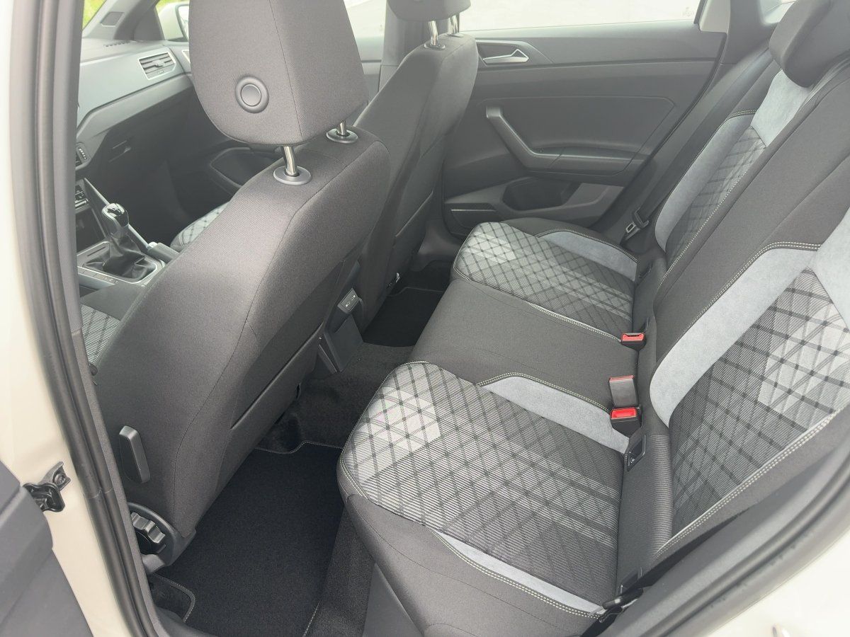 Fahrzeug autohaus mense Fahrzeugabbildung Volkswagen Polo R-Line 1.0 l TSI 5-Gang Kamera GJR, ACC - mit KI generiert/bearbeitet