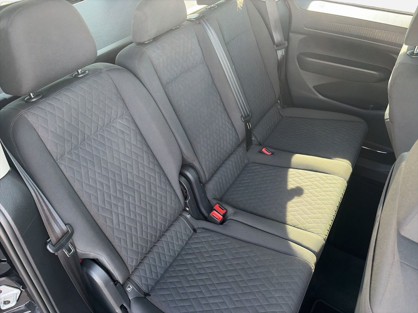 Fahrzeug autohaus mense Fahrzeugabbildung Volkswagen Caddy Life Dark Label 75kW CarPlay AHK Pano LED - mit KI generiert/bearbeitet