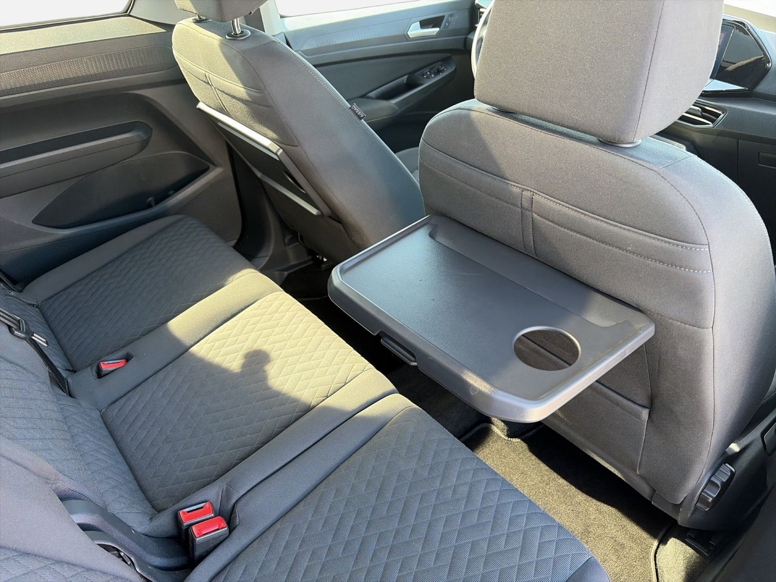 Fahrzeug autohaus mense Fahrzeugabbildung Volkswagen Caddy Life Dark Label 75kW CarPlay AHK Pano LED - mit KI generiert/bearbeitet