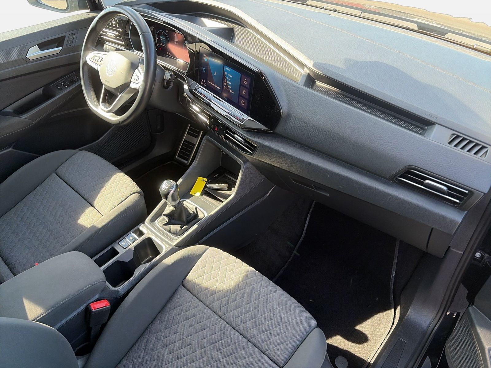 Fahrzeug autohaus mense Fahrzeugabbildung Volkswagen Caddy Life Dark Label 75kW CarPlay AHK Pano LED - mit KI generiert/bearbeitet