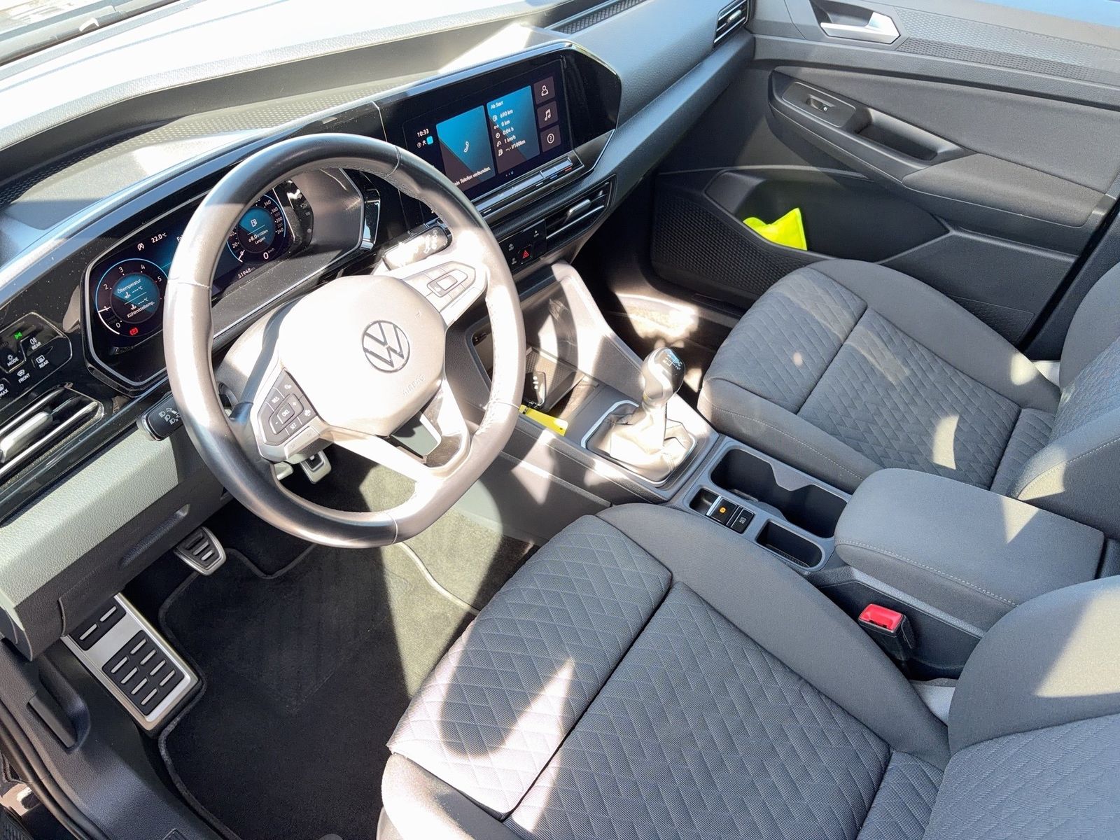 Fahrzeug autohaus mense Fahrzeugabbildung Volkswagen Caddy Life Dark Label 75kW CarPlay AHK Pano LED - mit KI generiert/bearbeitet