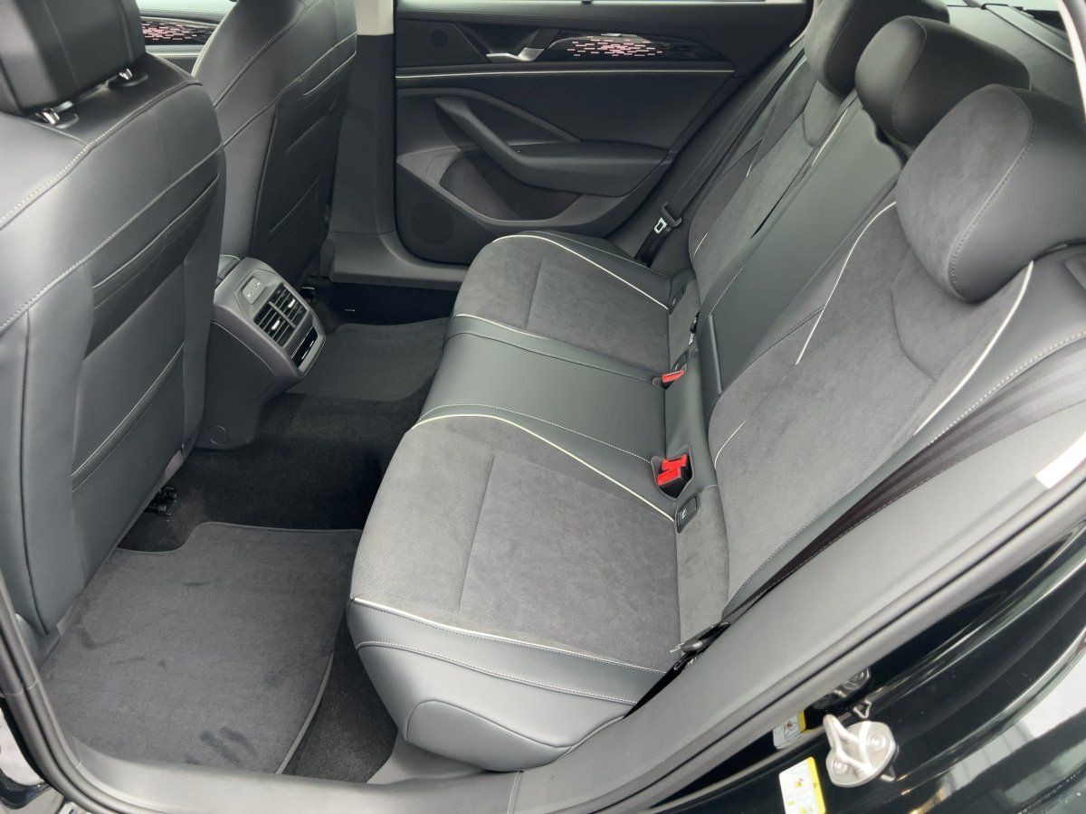 Fahrzeugabbildung Volkswagen Passat Elegance 2.0 l TDI DSG AHK Nav HUD 360 AS - mit KI generiert/bearbeitet