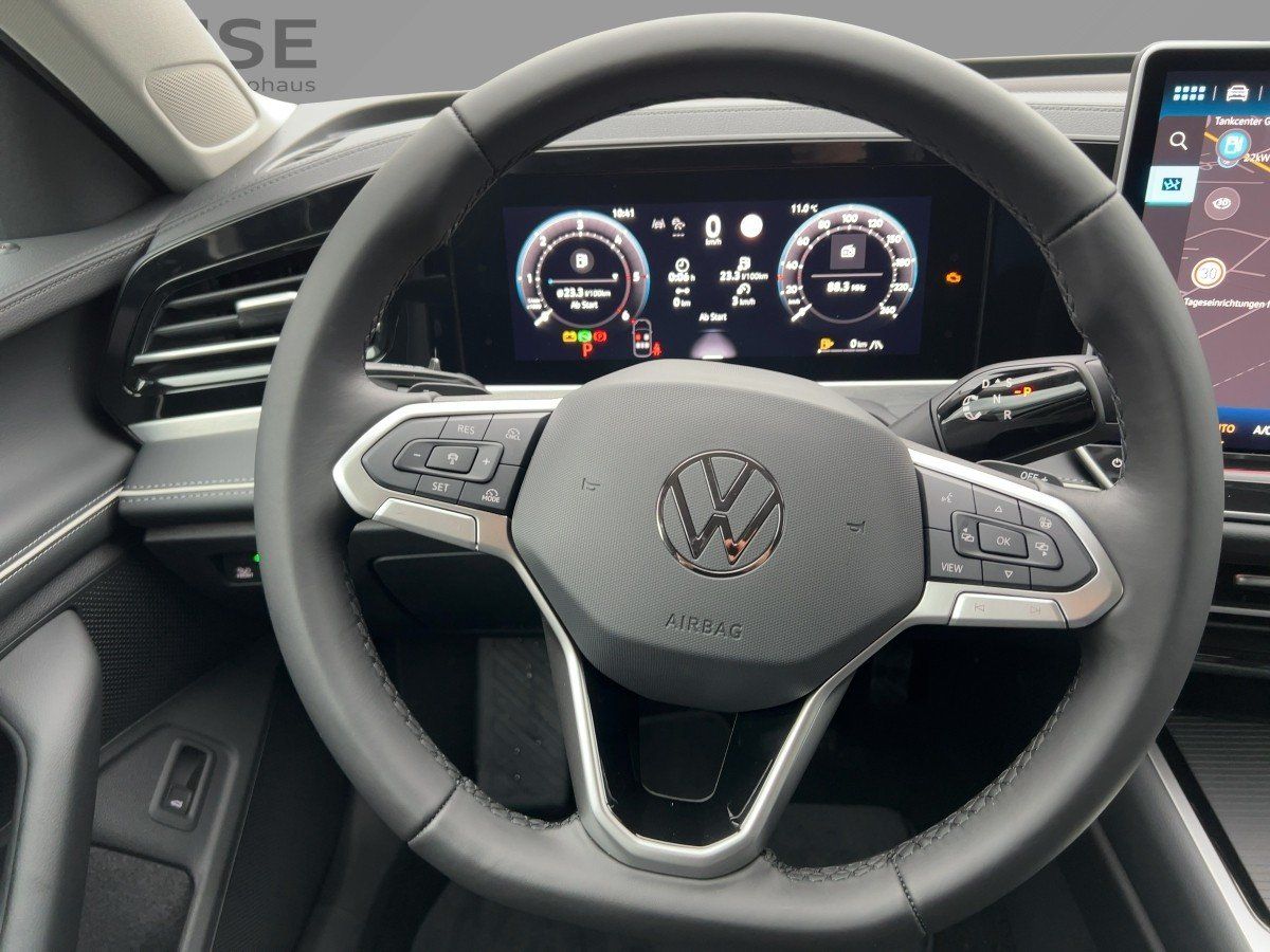 Fahrzeugabbildung Volkswagen Passat Elegance 2.0 l TDI DSG AHK Nav HUD 360 AS - mit KI generiert/bearbeitet