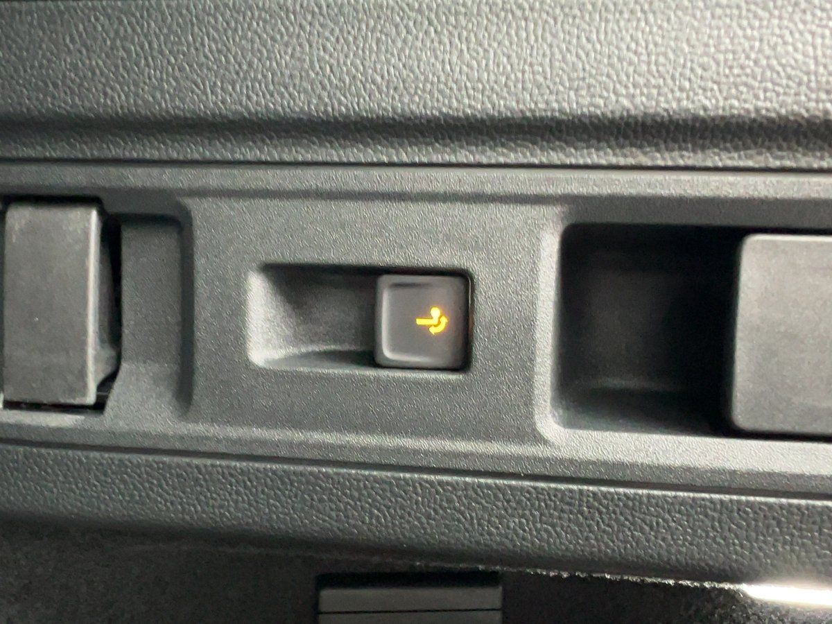 Fahrzeugabbildung Volkswagen Passat Elegance 2.0 l TDI DSG AHK Nav HUD 360 AS - mit KI generiert/bearbeitet