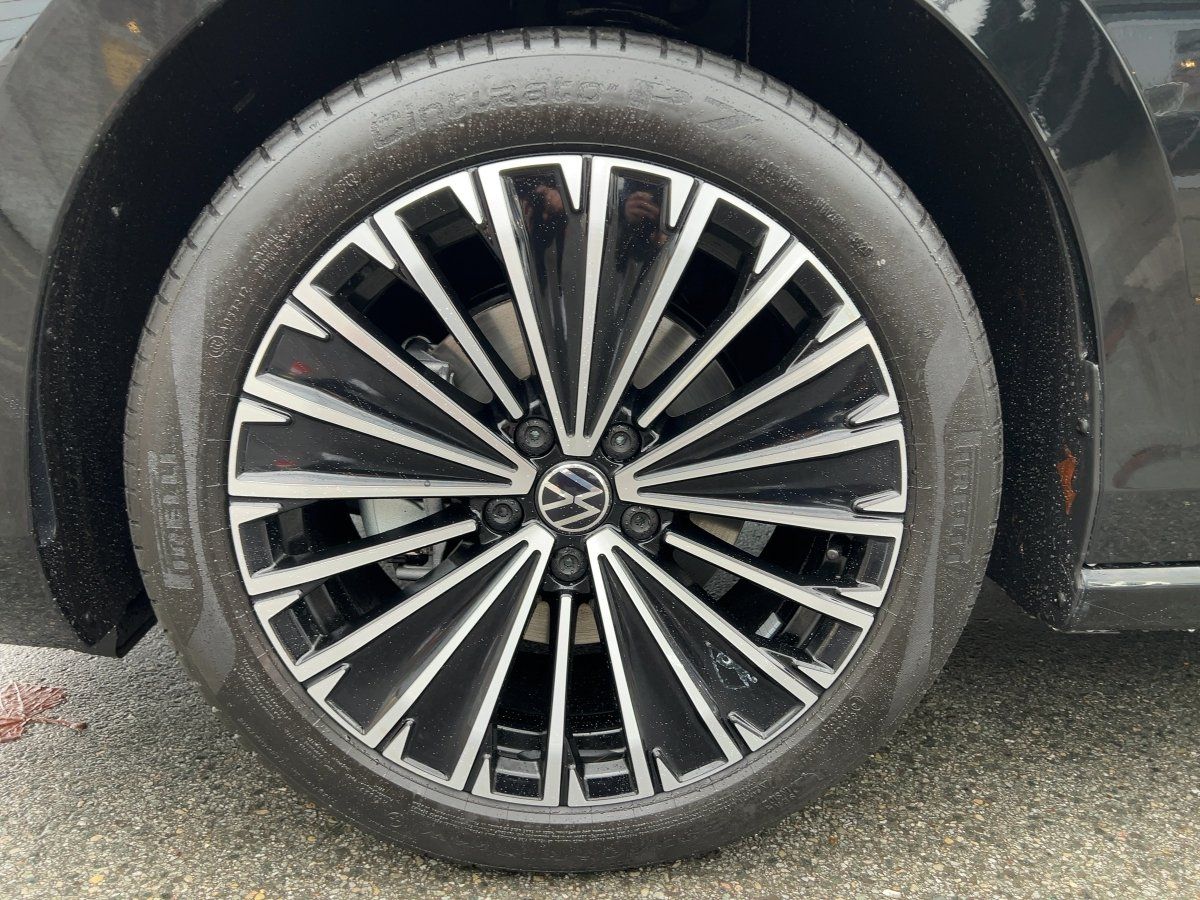 Fahrzeugabbildung Volkswagen Passat Elegance 2.0 l TDI DSG AHK Nav HUD 360 AS - mit KI generiert/bearbeitet