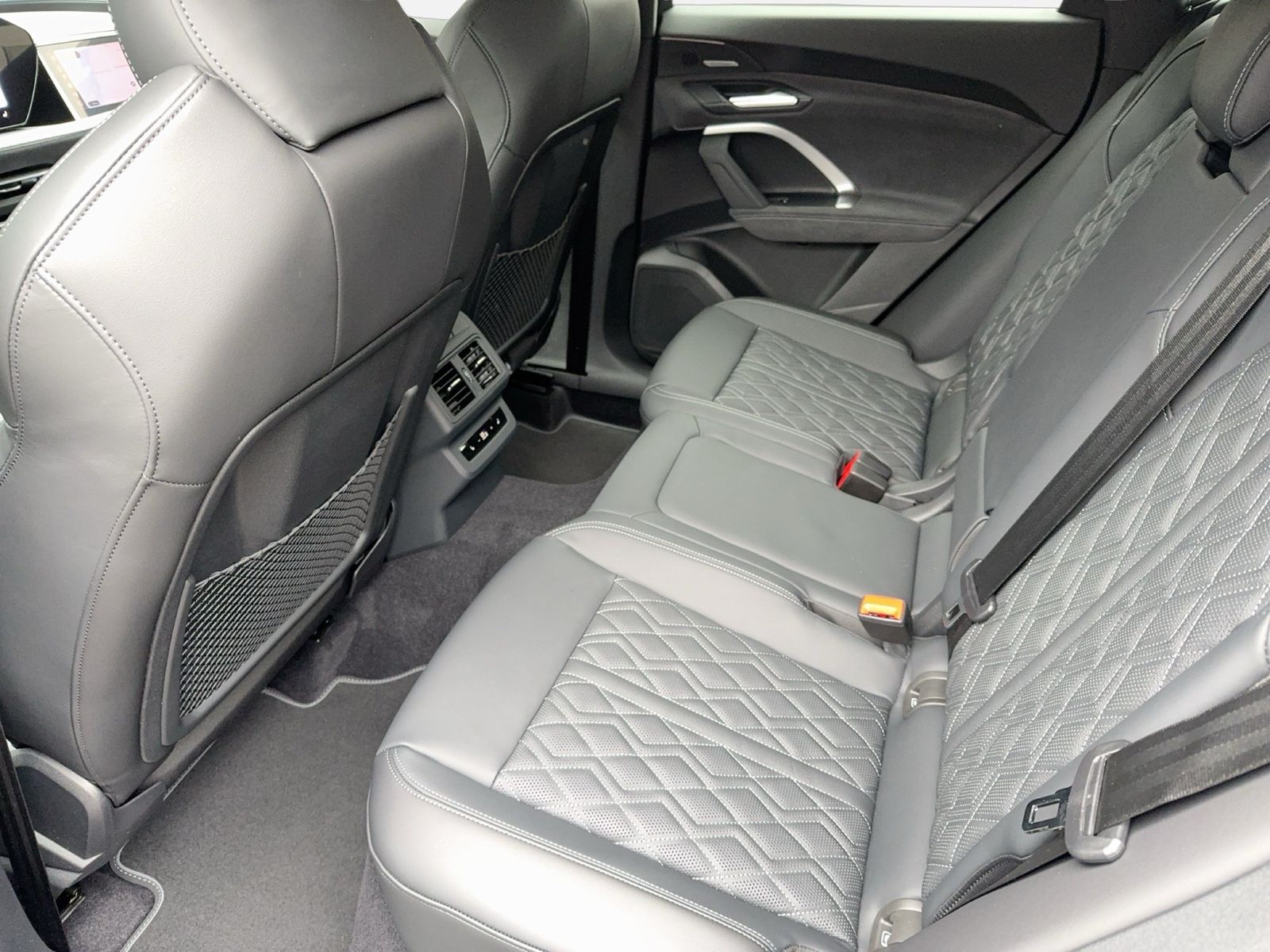 Fahrzeugabbildung Audi Q5 SUV TDI quattro 220 kW S tronic Matrix TechPr - mit KI generiert/bearbeitet