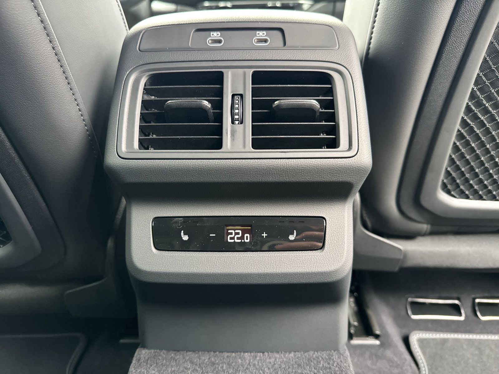 Fahrzeugabbildung Audi Q5 SUV TDI quattro 220 kW S tronic Matrix TechPr - mit KI generiert/bearbeitet
