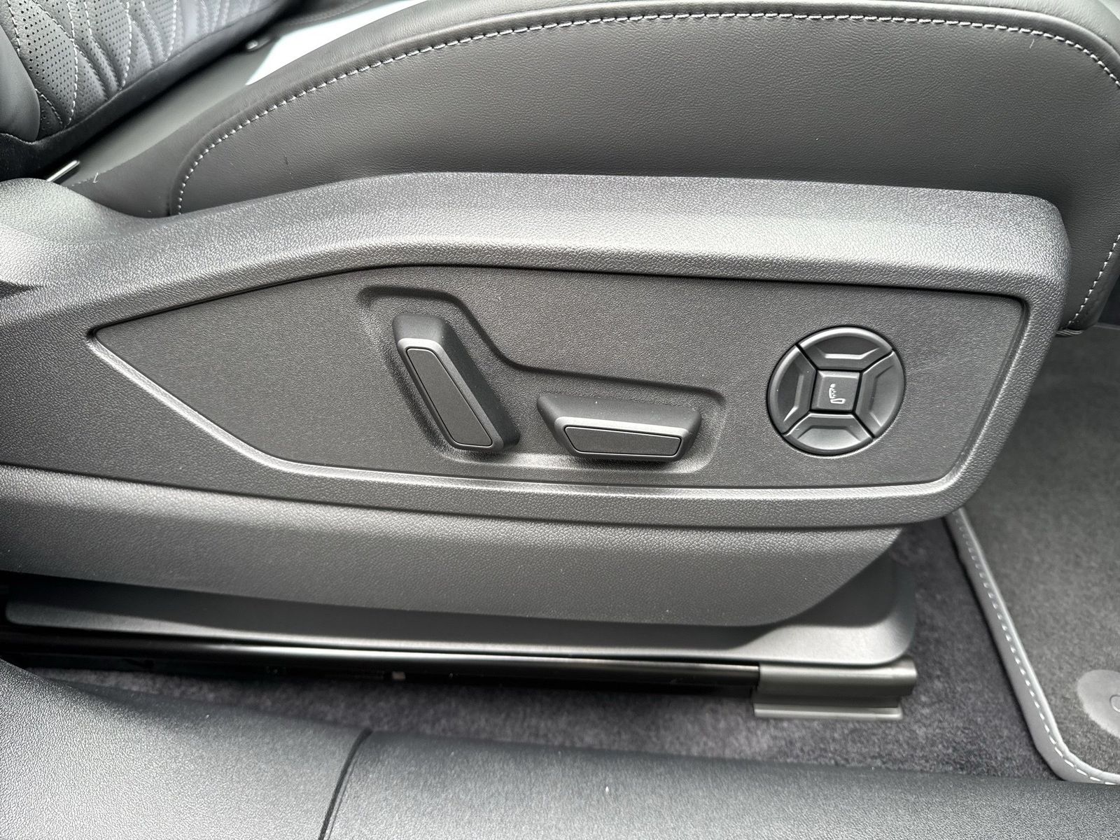 Fahrzeugabbildung Audi Q5 SUV TDI quattro 220 kW S tronic Matrix TechPr - mit KI generiert/bearbeitet