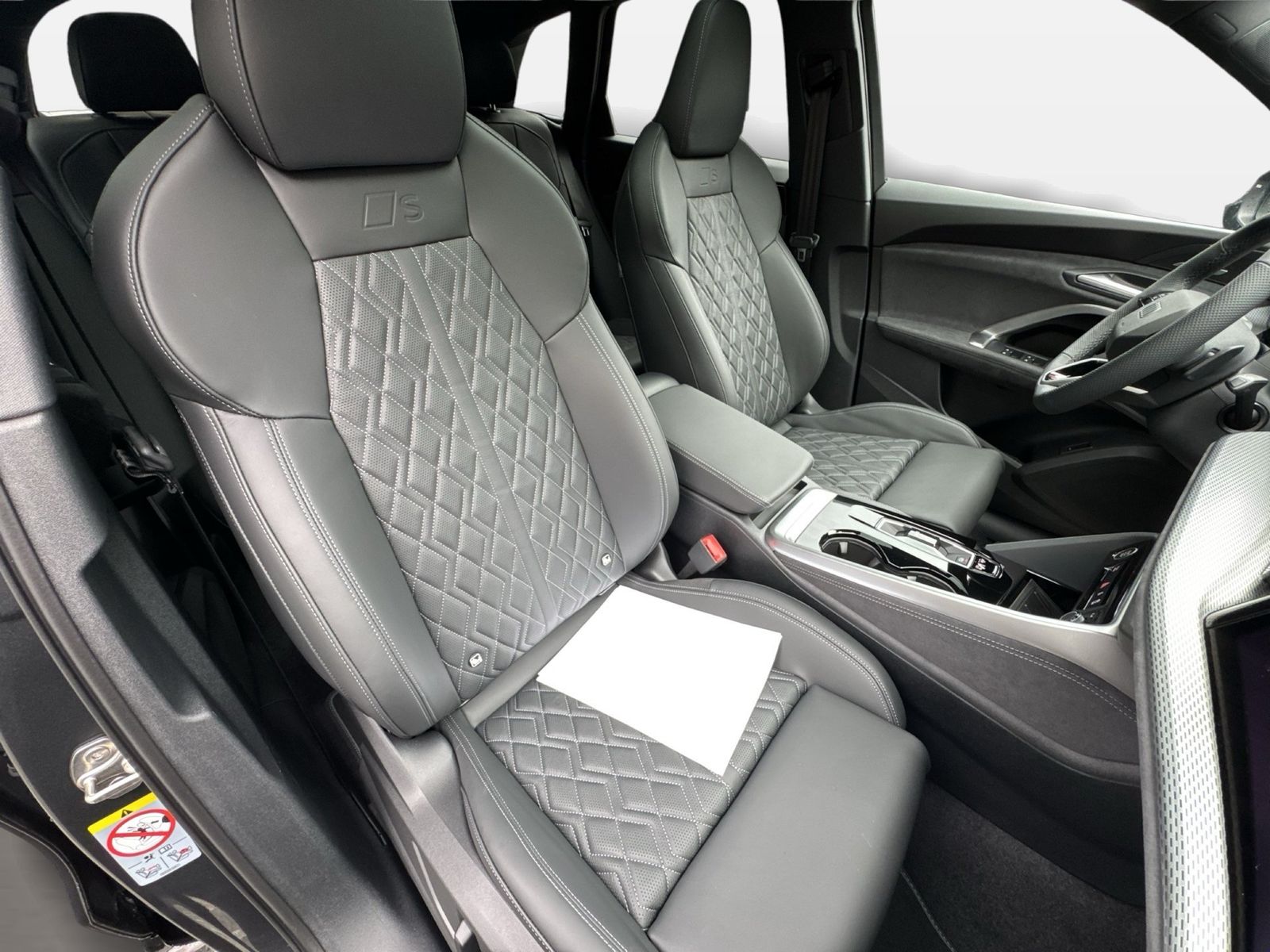 Fahrzeugabbildung Audi Q5 SUV TDI quattro 220 kW S tronic Matrix TechPr - mit KI generiert/bearbeitet