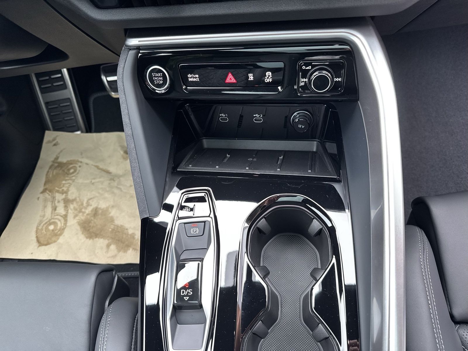 Fahrzeugabbildung Audi Q5 SUV TDI quattro 220 kW S tronic Matrix TechPr - mit KI generiert/bearbeitet