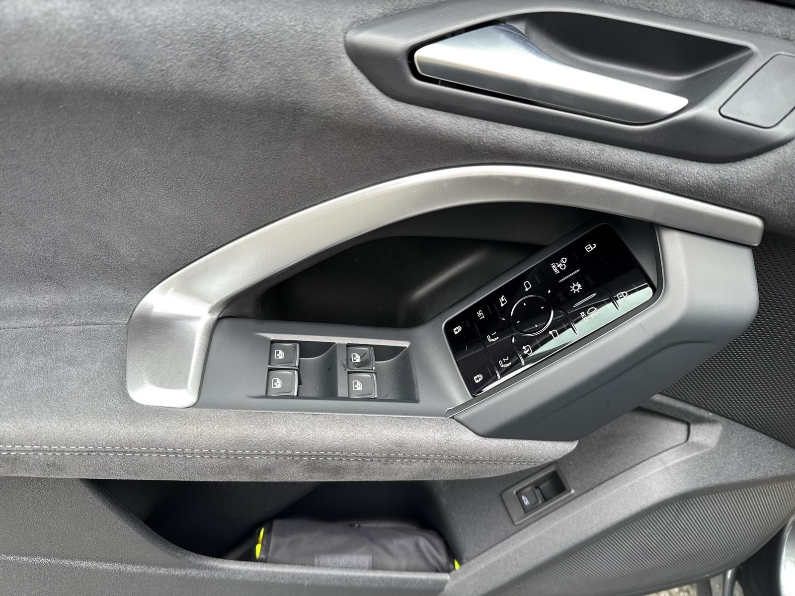 Fahrzeugabbildung Audi Q5 SUV TDI quattro 220 kW S tronic Matrix TechPr - mit KI generiert/bearbeitet