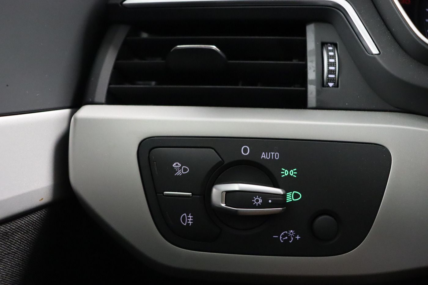 Fahrzeugabbildung Audi A4 Avant 30 TDI S tronic 5J.Gar. Navi DynLicht