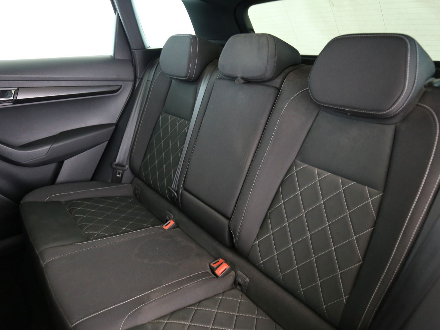 Fahrzeugabbildung SKODA Karoq 2.0 TDI Sportline 4x4 DSG Matrix|AHK|Pano| - mit KI generiert/bearbeitet