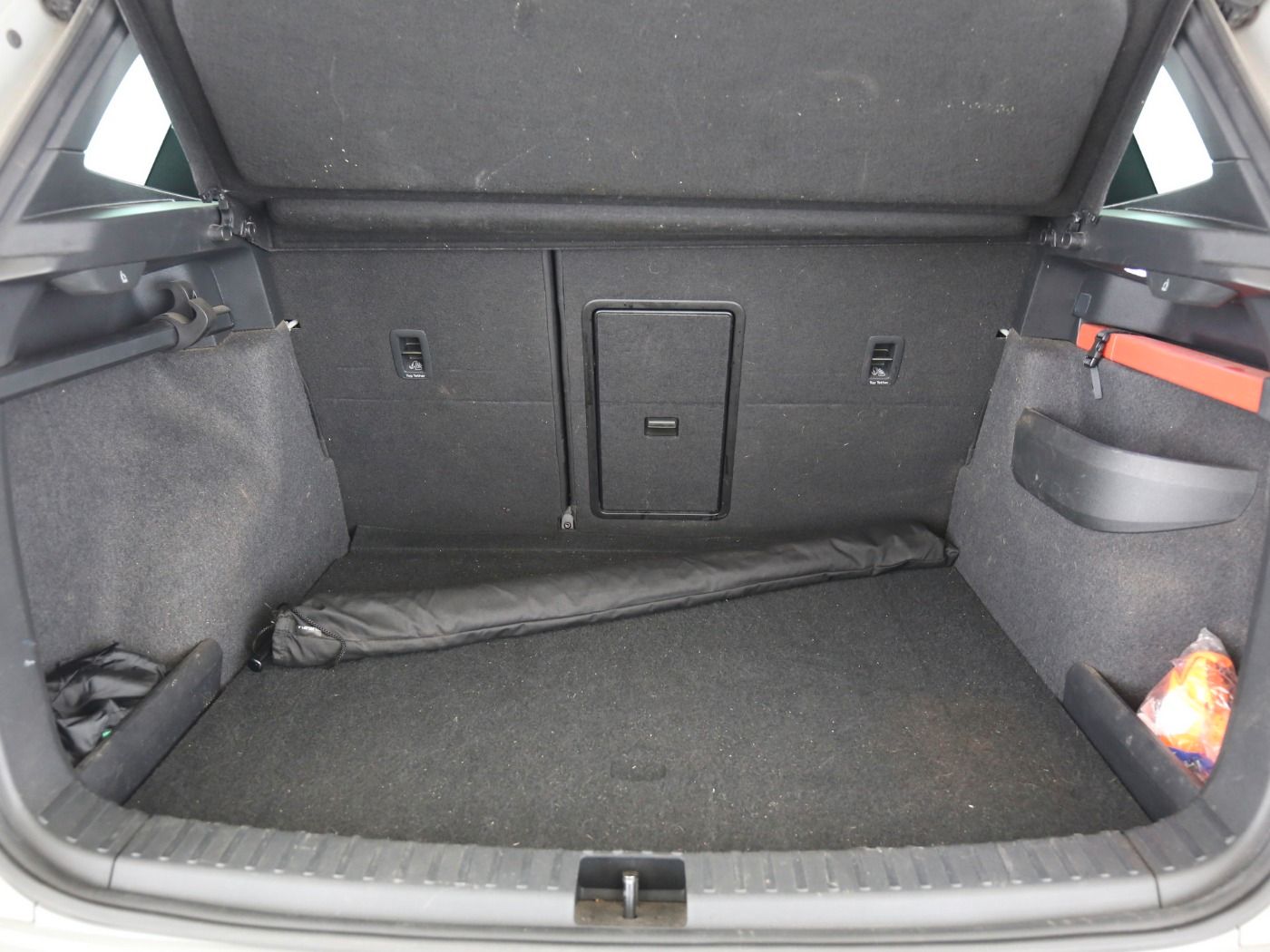 Fahrzeugabbildung SKODA Karoq 2.0 TDI Sportline 4x4 DSG Matrix|AHK|Pano| - mit KI generiert/bearbeitet