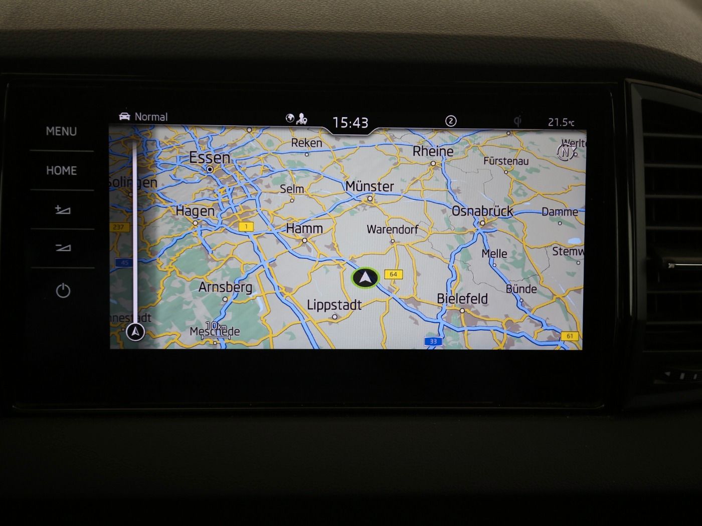 Fahrzeugabbildung SKODA Karoq 2.0 TDI Sportline 4x4 DSG Matrix|AHK|Pano| - mit KI generiert/bearbeitet