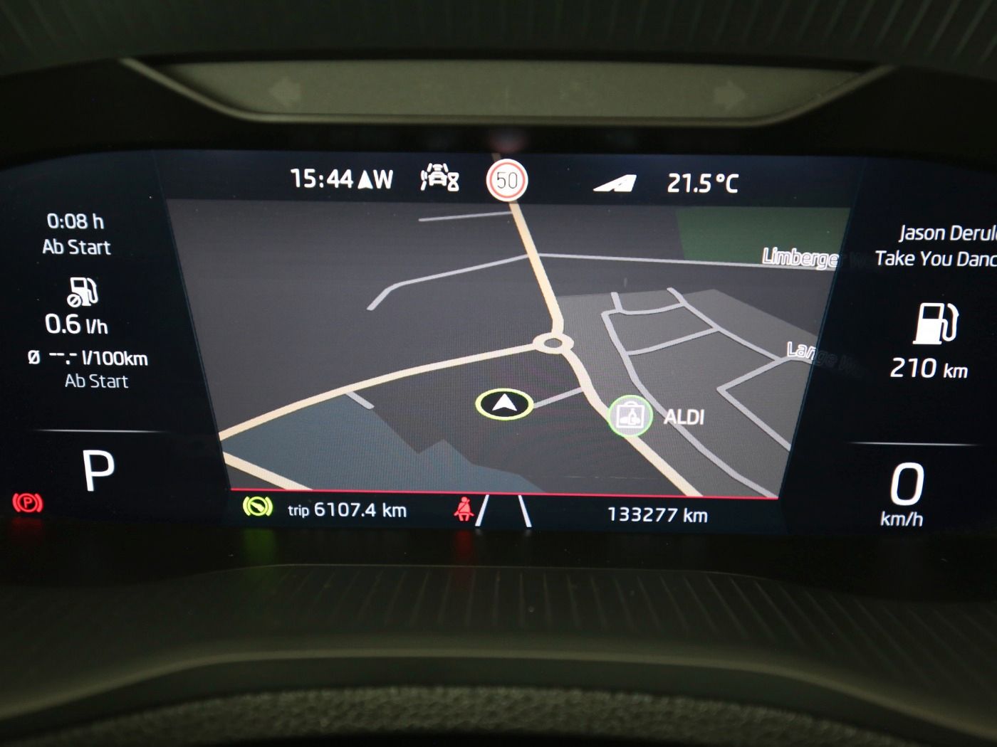 Fahrzeugabbildung SKODA Karoq 2.0 TDI Sportline 4x4 DSG Matrix|AHK|Pano| - mit KI generiert/bearbeitet