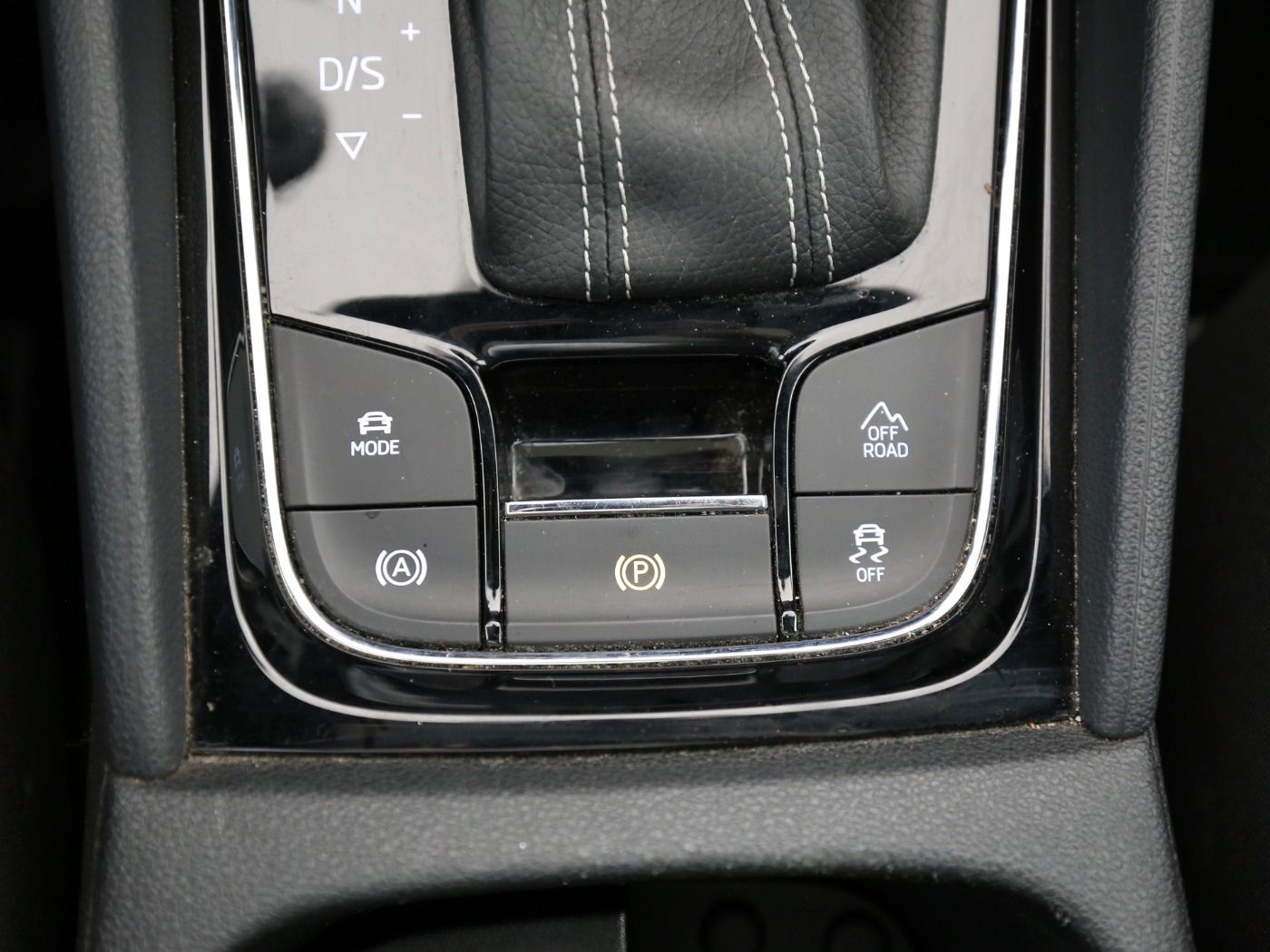 Fahrzeugabbildung SKODA Karoq 2.0 TDI Sportline 4x4 DSG Matrix|AHK|Pano| - mit KI generiert/bearbeitet