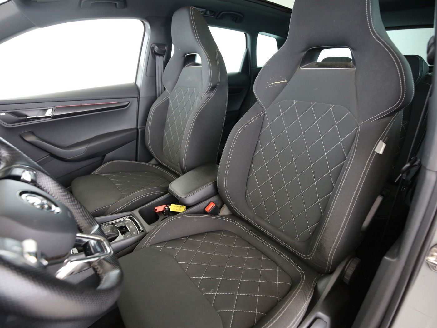 Fahrzeugabbildung SKODA Karoq 2.0 TDI Sportline 4x4 DSG Matrix|AHK|Pano| - mit KI generiert/bearbeitet