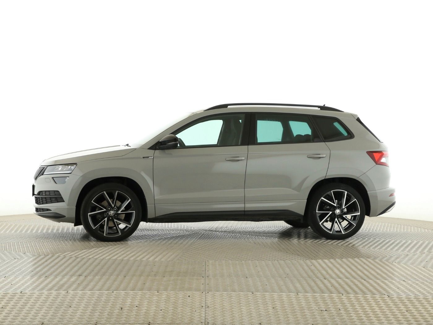 Fahrzeugabbildung SKODA Karoq 2.0 TDI Sportline 4x4 DSG Matrix|AHK|Pano| - mit KI generiert/bearbeitet