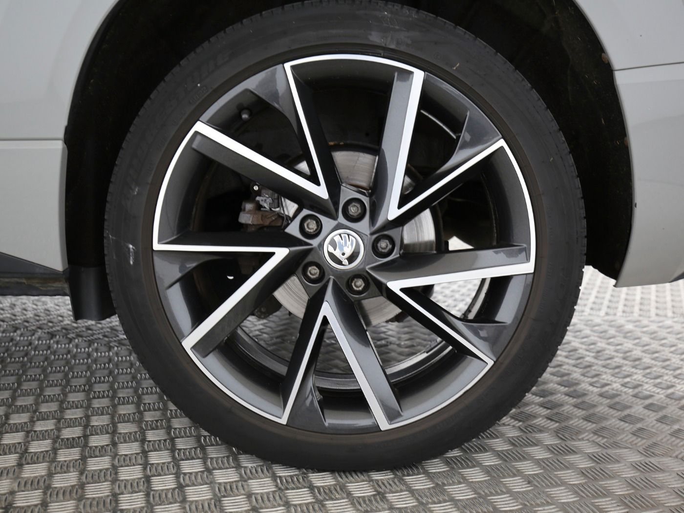 Fahrzeugabbildung SKODA Karoq 2.0 TDI Sportline 4x4 DSG Matrix|AHK|Pano| - mit KI generiert/bearbeitet