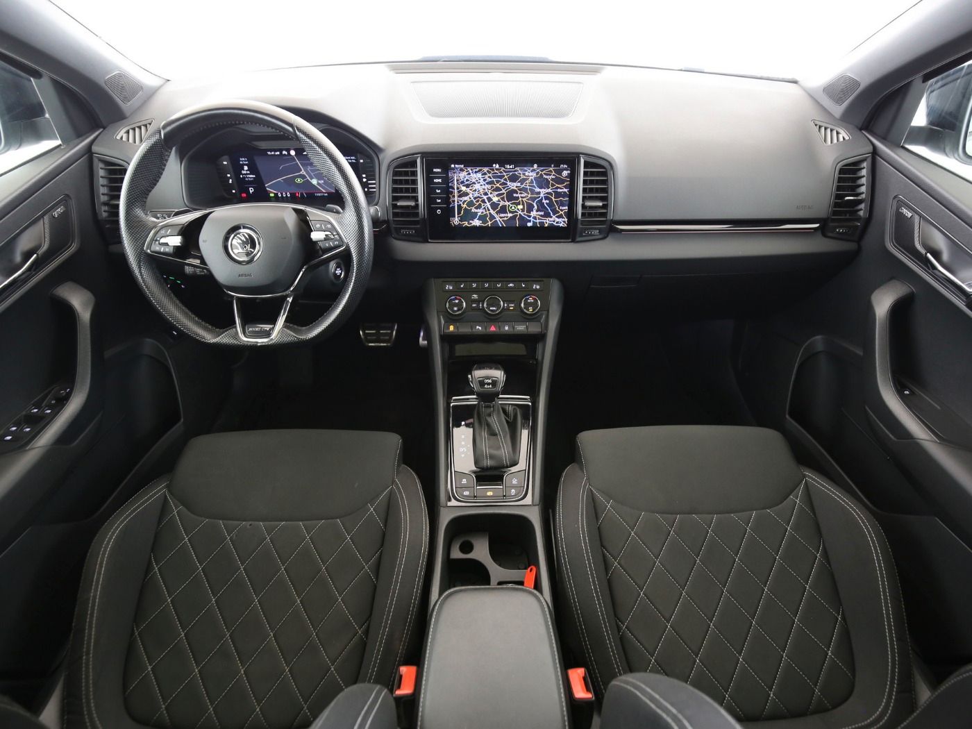 Fahrzeugabbildung SKODA Karoq 2.0 TDI Sportline 4x4 DSG Matrix|AHK|Pano| - mit KI generiert/bearbeitet