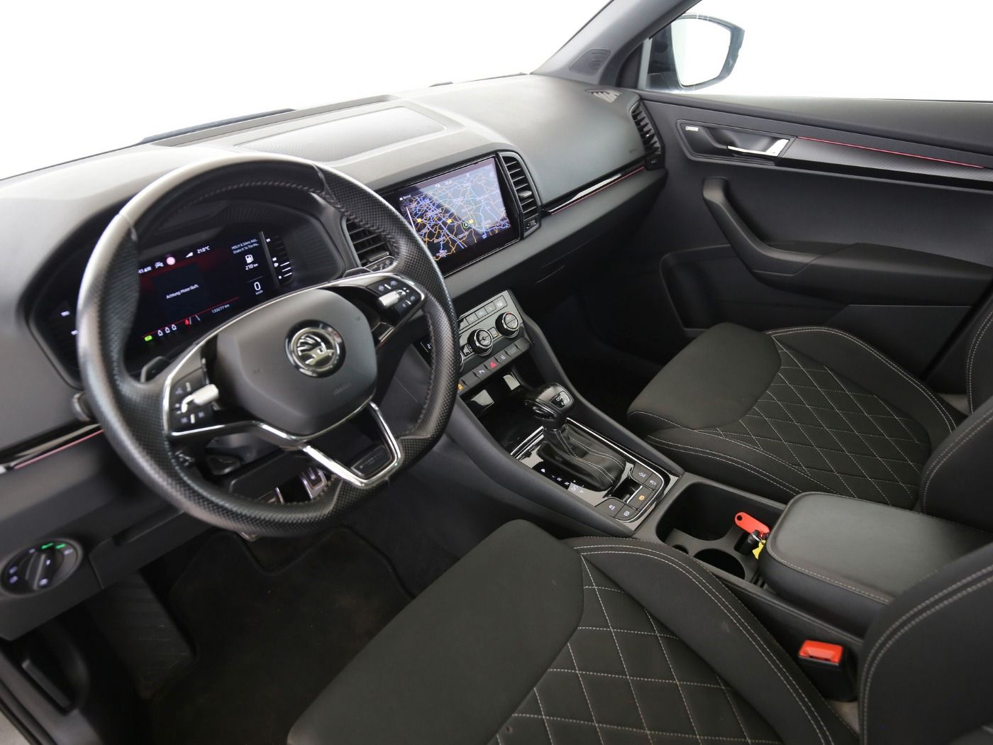 Fahrzeugabbildung SKODA Karoq 2.0 TDI Sportline 4x4 DSG Matrix|AHK|Pano| - mit KI generiert/bearbeitet