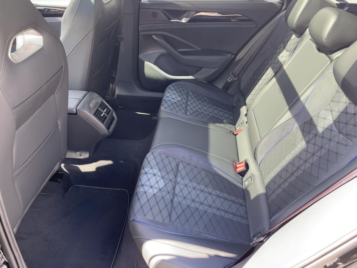 Fahrzeug autohaus mense Fahrzeugabbildung Volkswagen Passat R-Line 2.0 l TDI 4MOTION DSG AHK Nav Pano - mit KI generiert/bearbeitet