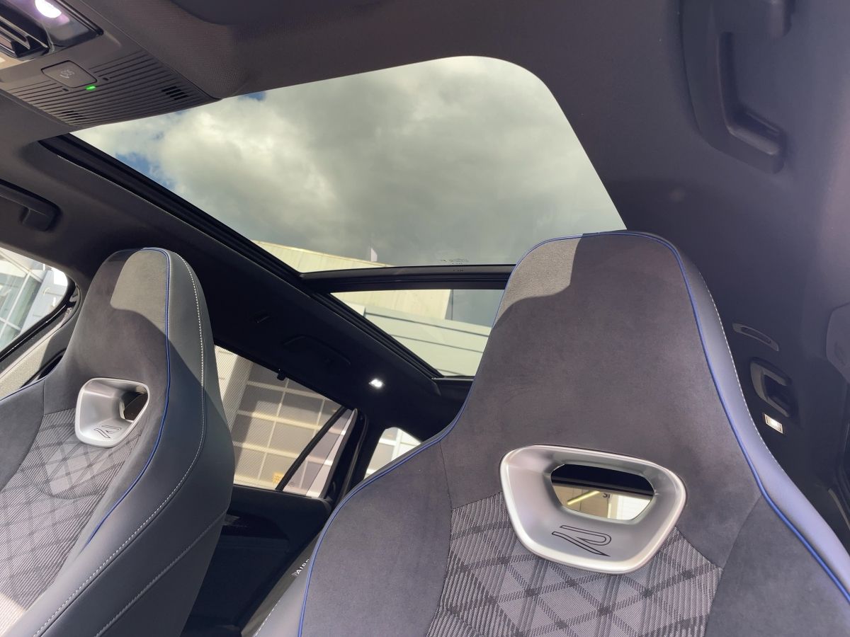 Fahrzeug autohaus mense Fahrzeugabbildung Volkswagen Passat R-Line 2.0 l TDI 4MOTION DSG AHK Nav Pano - mit KI generiert/bearbeitet
