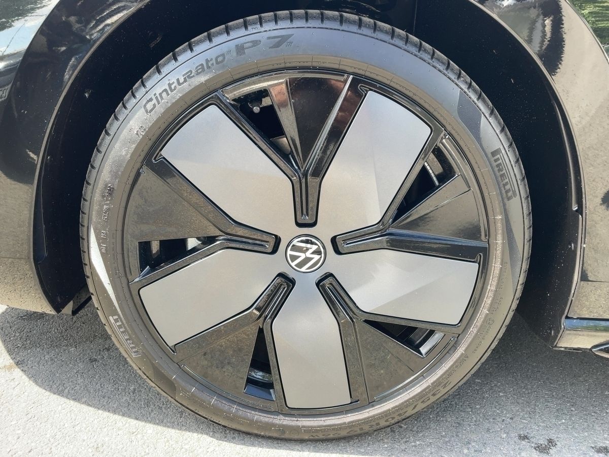 Fahrzeug autohaus mense Fahrzeugabbildung Volkswagen Passat R-Line 2.0 l TDI 4MOTION DSG AHK Nav Pano - mit KI generiert/bearbeitet