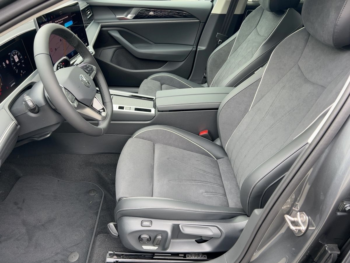 Fahrzeugabbildung Volkswagen Passat Elegance 2.0 l TDI DSG AHK Navi HUD Pano - mit KI generiert/bearbeitet