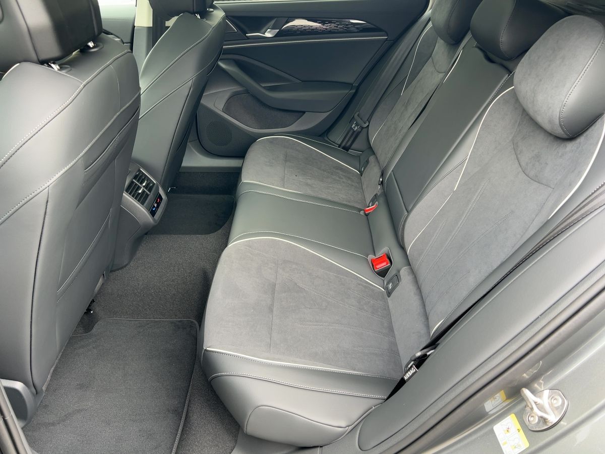 Fahrzeugabbildung Volkswagen Passat Elegance 2.0 l TDI DSG AHK Navi HUD Pano - mit KI generiert/bearbeitet