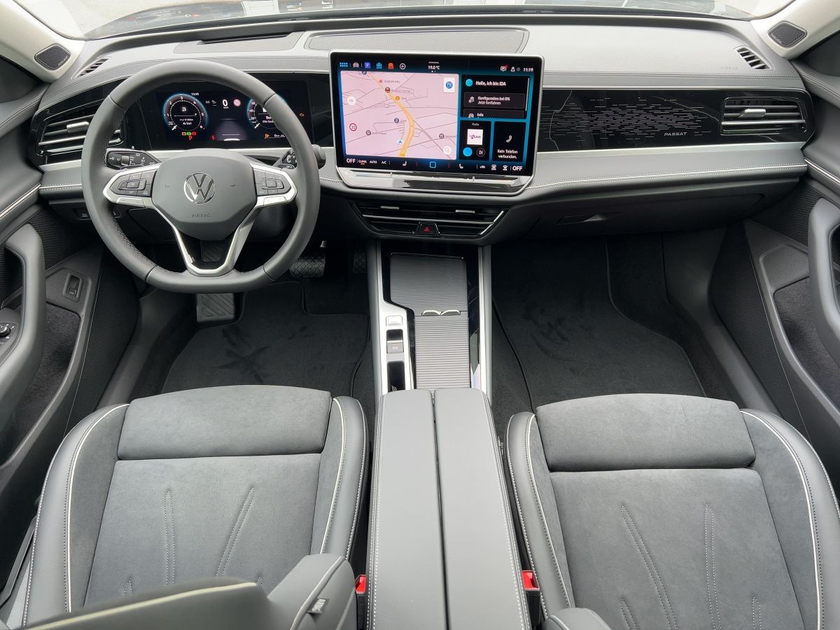 Fahrzeugabbildung Volkswagen Passat Elegance 2.0 l TDI DSG AHK Navi HUD Pano - mit KI generiert/bearbeitet