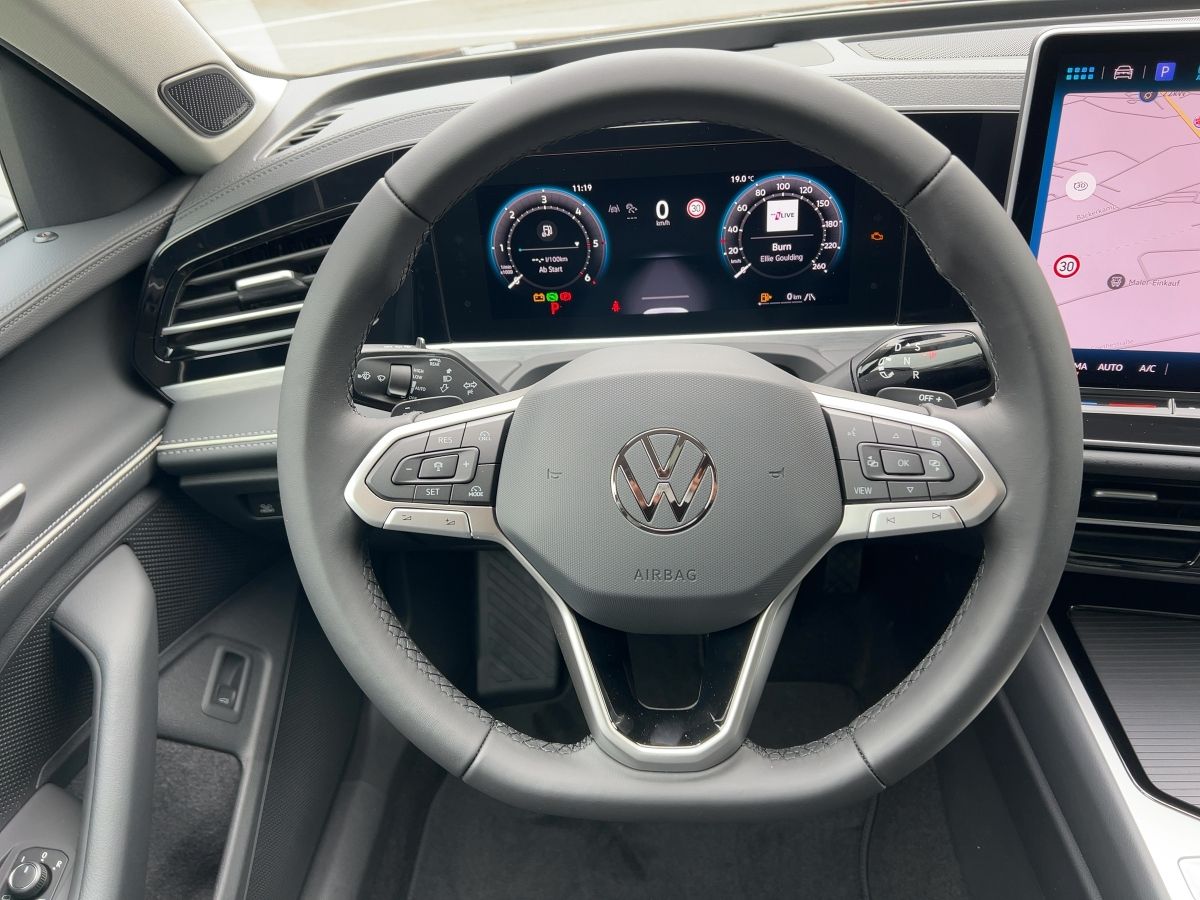 Fahrzeugabbildung Volkswagen Passat Elegance 2.0 l TDI DSG AHK Navi HUD Pano - mit KI generiert/bearbeitet