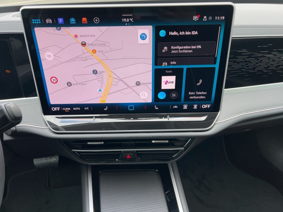 Fahrzeugabbildung Volkswagen Passat Elegance 2.0 l TDI DSG AHK Navi HUD Pano - mit KI generiert/bearbeitet