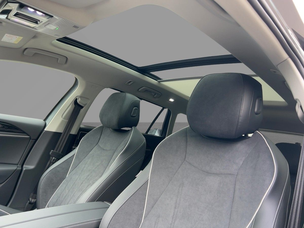 Fahrzeugabbildung Volkswagen Passat Elegance 2.0 l TDI DSG AHK Navi HUD Pano - mit KI generiert/bearbeitet