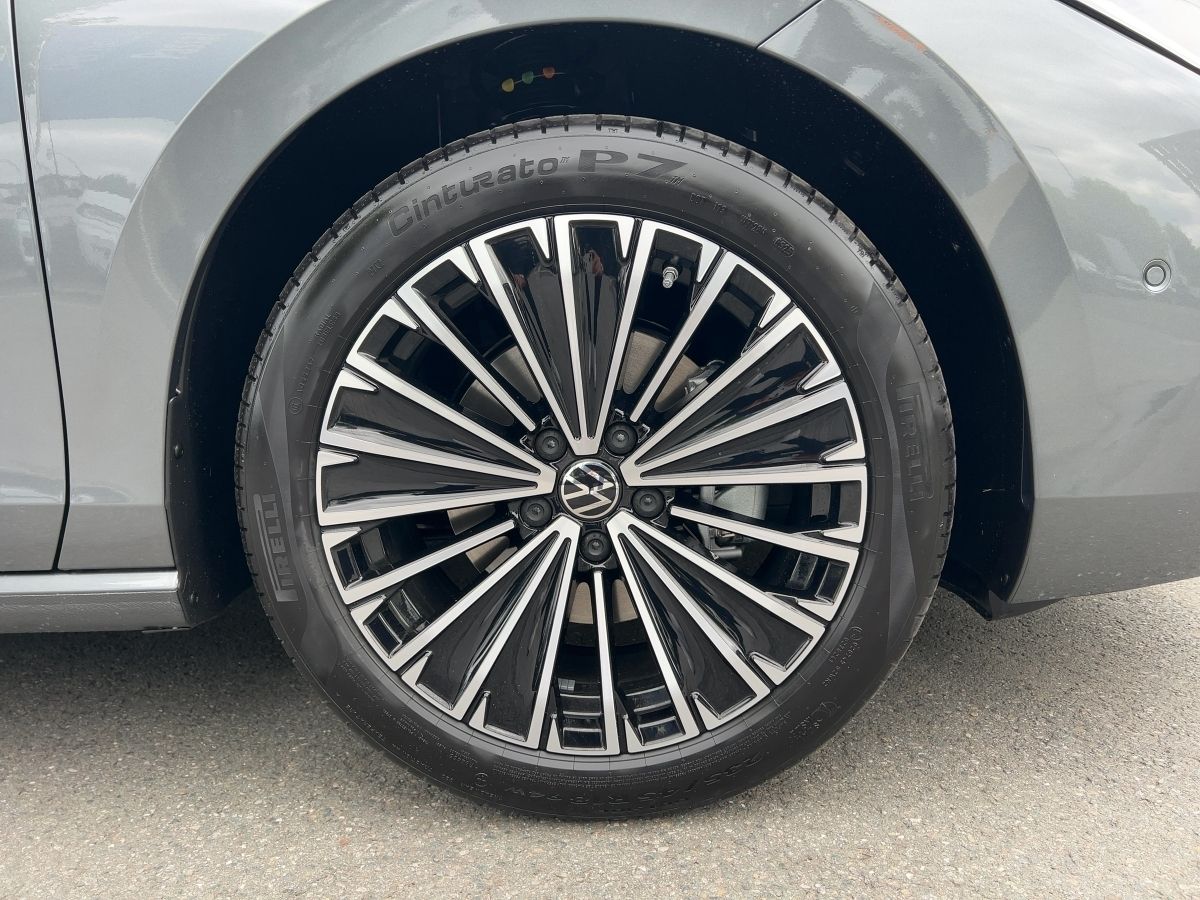 Fahrzeugabbildung Volkswagen Passat Elegance 2.0 l TDI DSG AHK Navi HUD Pano - mit KI generiert/bearbeitet