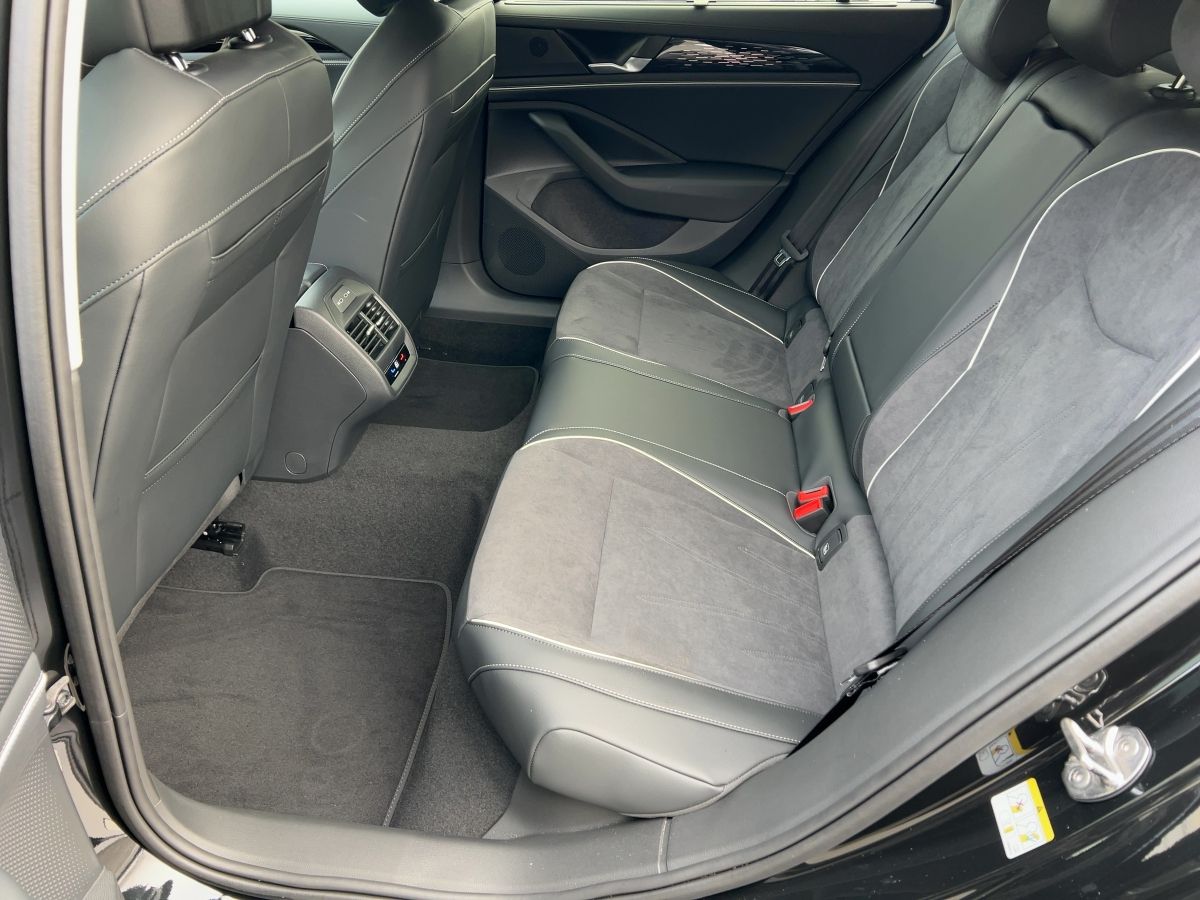 Fahrzeugabbildung Volkswagen Passat Elegance TDI AHK 360° Nav Keyless eKlappe