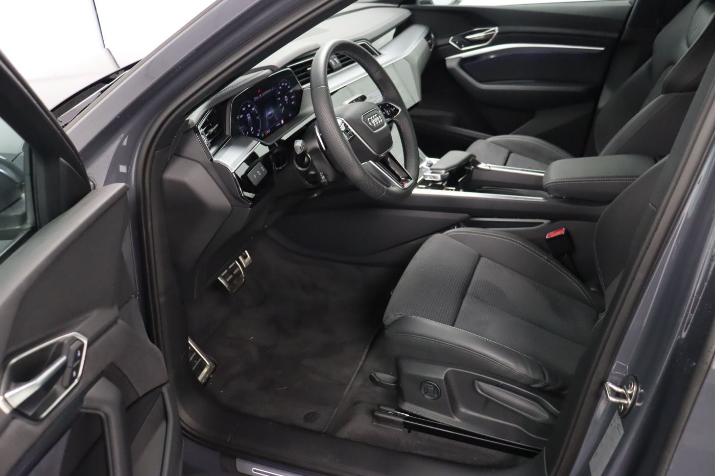 Fahrzeugabbildung Audi Q8 e-tron Sportback 55 quattro S line |Matrix