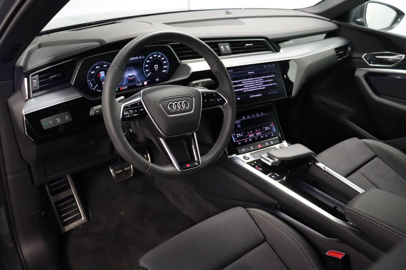 Fahrzeugabbildung Audi Q8 e-tron Sportback 55 quattro S line |Matrix
