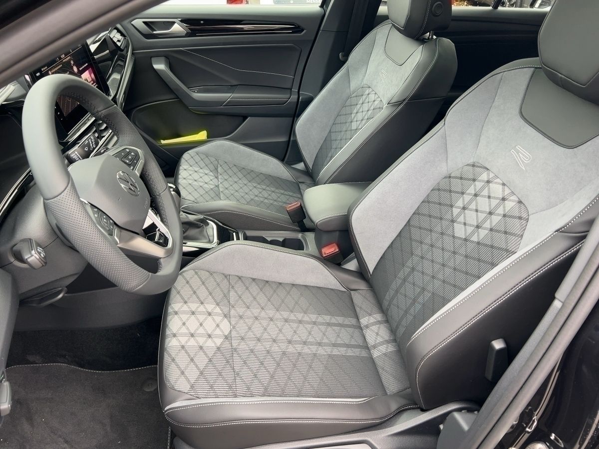 Fahrzeugabbildung Volkswagen T-Roc 1.5 TSI DSG R-Line AHK BlackStyle DCC Nav