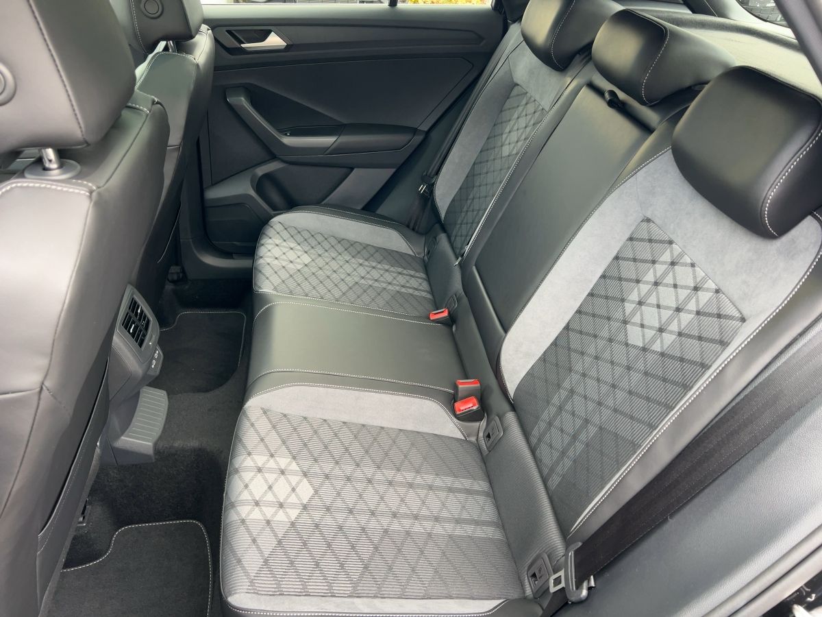 Fahrzeugabbildung Volkswagen T-Roc 1.5 TSI DSG R-Line AHK BlackStyle DCC Nav