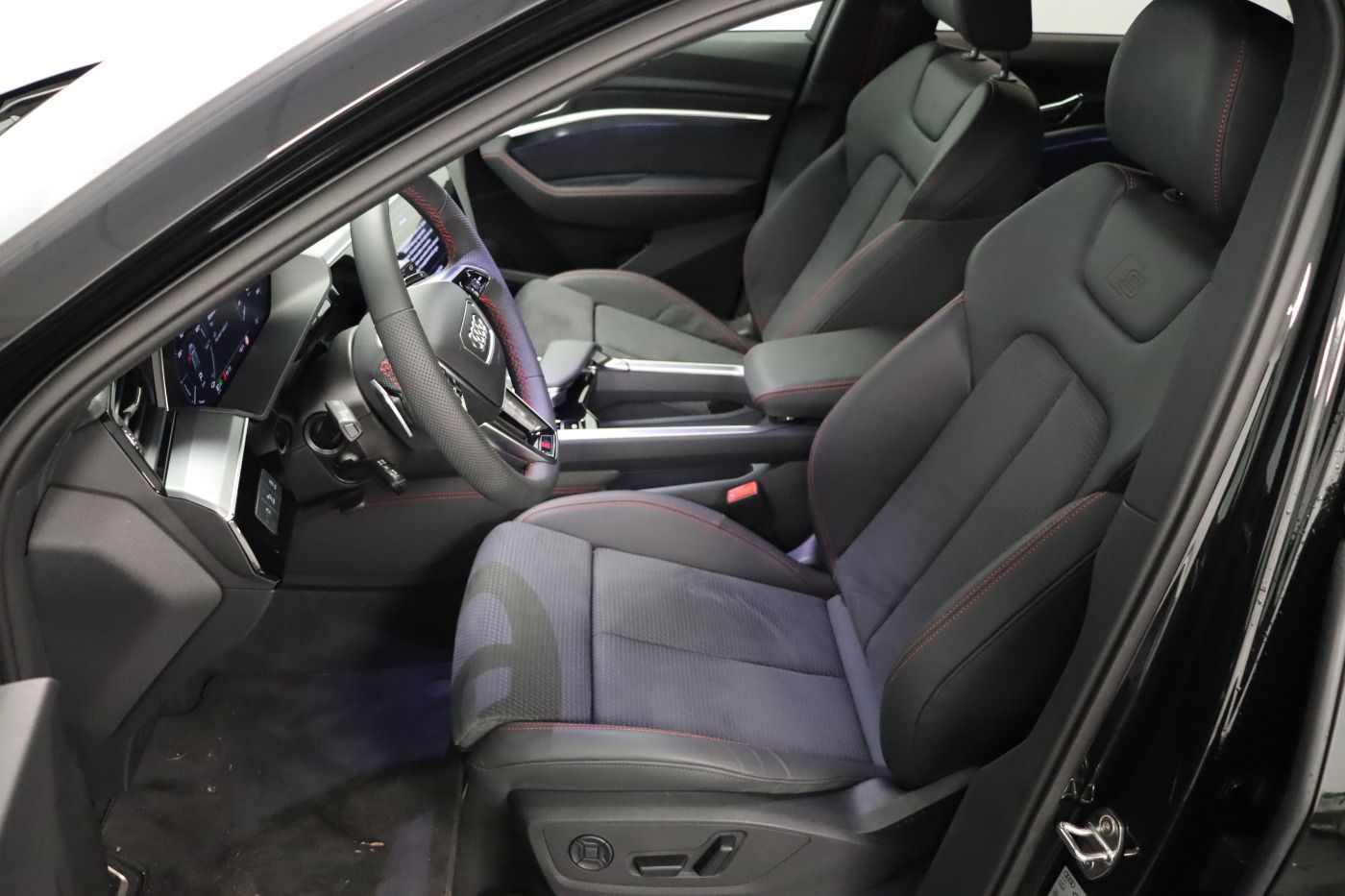 Fahrzeugabbildung Audi Q8 e-tron 55 quattro advanced |Matrix|Luft|ACC
