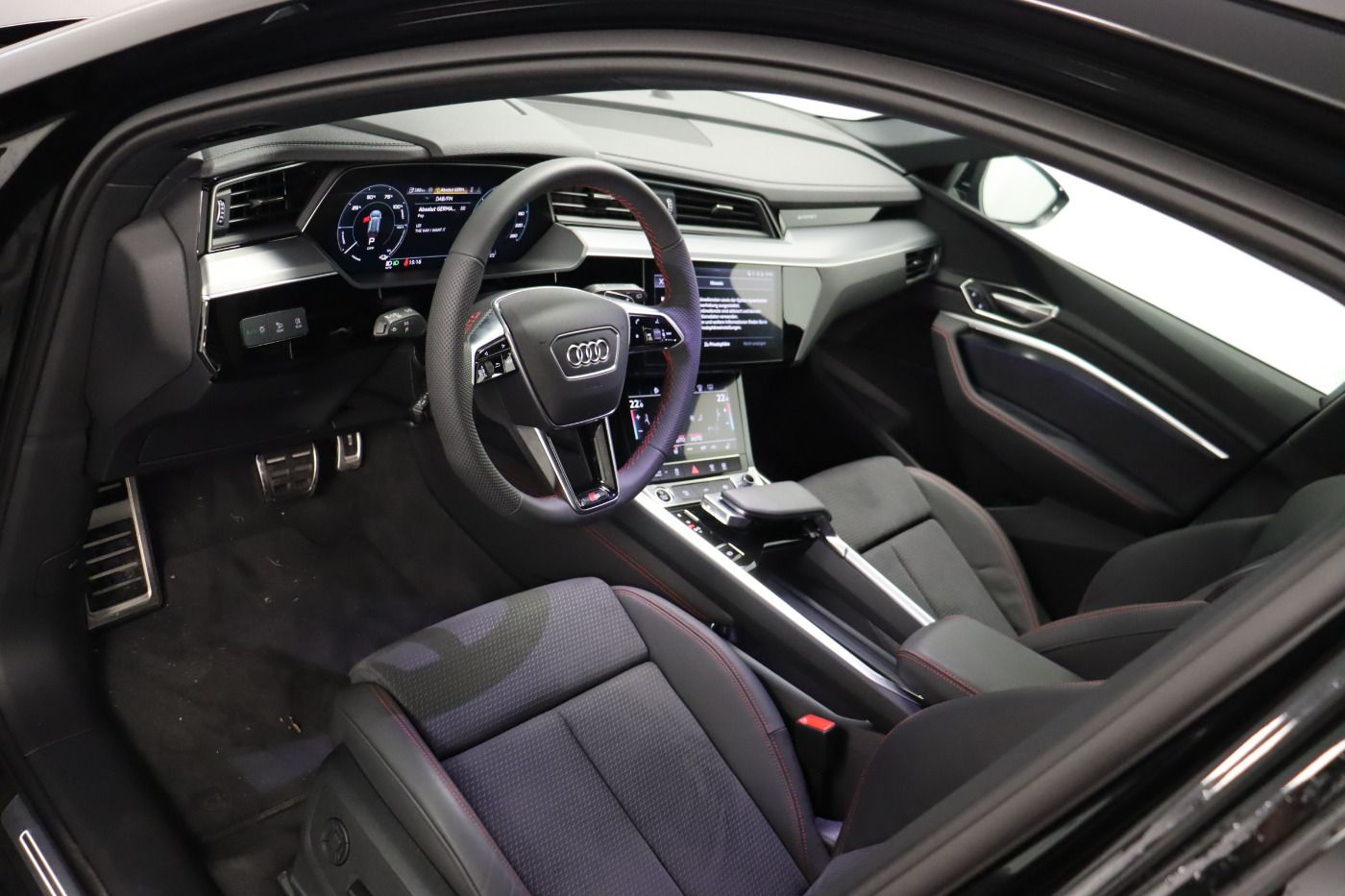 Fahrzeugabbildung Audi Q8 e-tron 55 quattro advanced |Matrix|Luft|ACC
