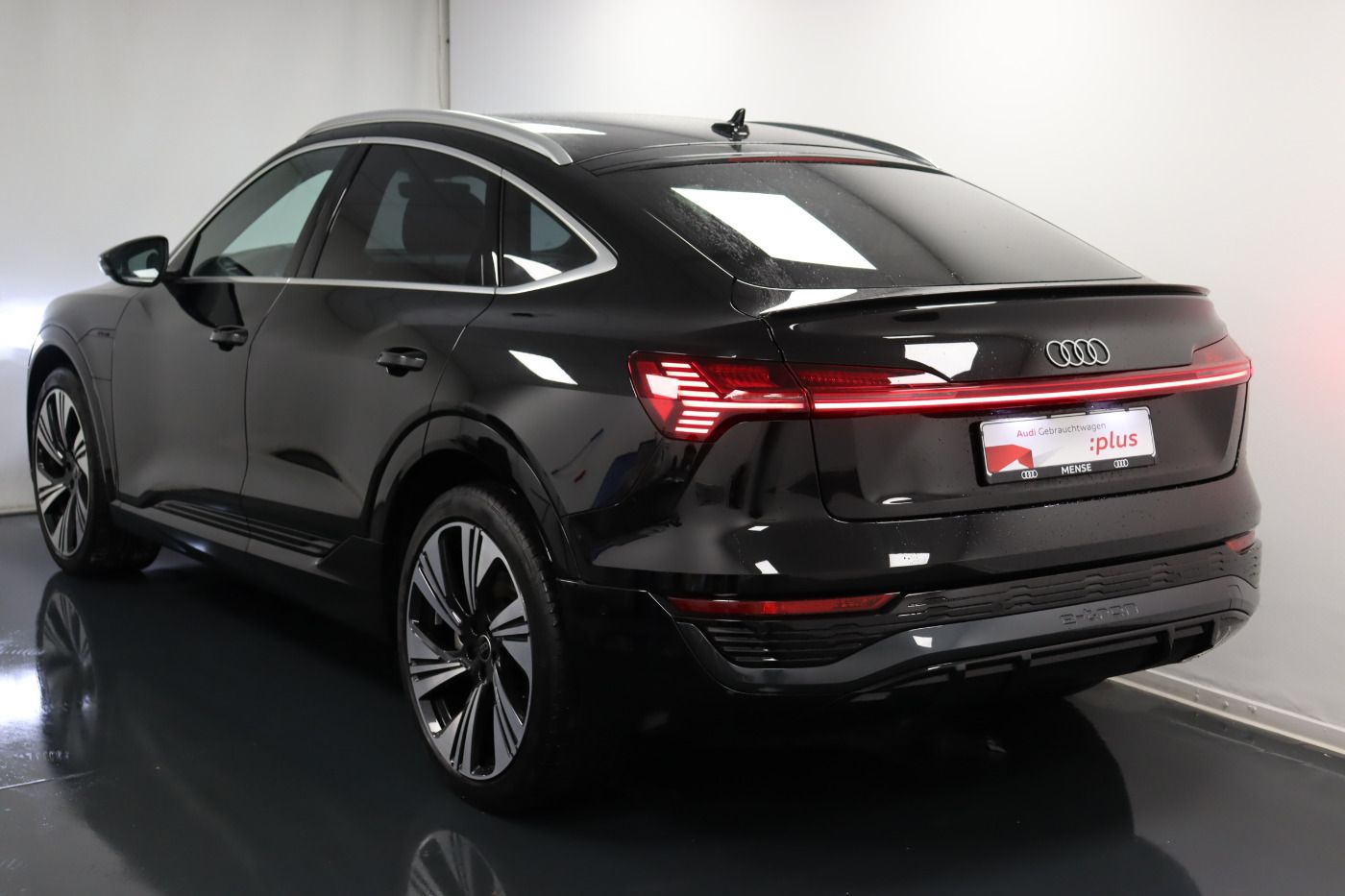 Fahrzeugabbildung Audi Q8 e-tron Sportback 55 quattro S line |Matrix