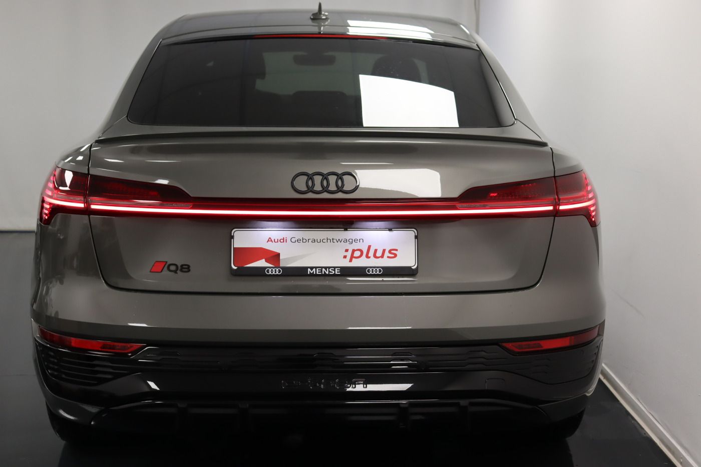 Fahrzeugabbildung Audi Q8 e-tron Sportback 55 quattro S line |Matrix