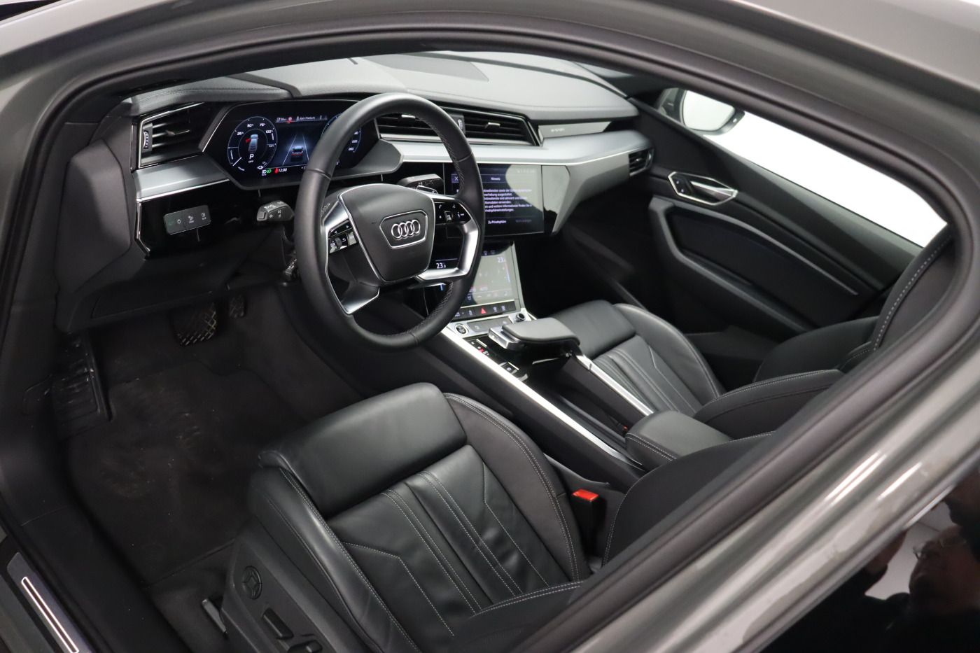 Fahrzeugabbildung Audi Q8 e-tron Sportback 55 quattro S line |Matrix