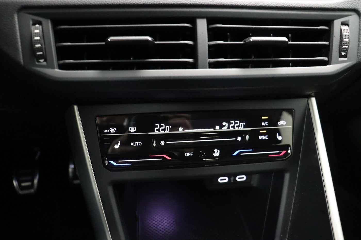 Fahrzeugabbildung Volkswagen Taigo 1.0 TSI MOVE |FLA|CarPlay|KlimaA|SHZG|PDC