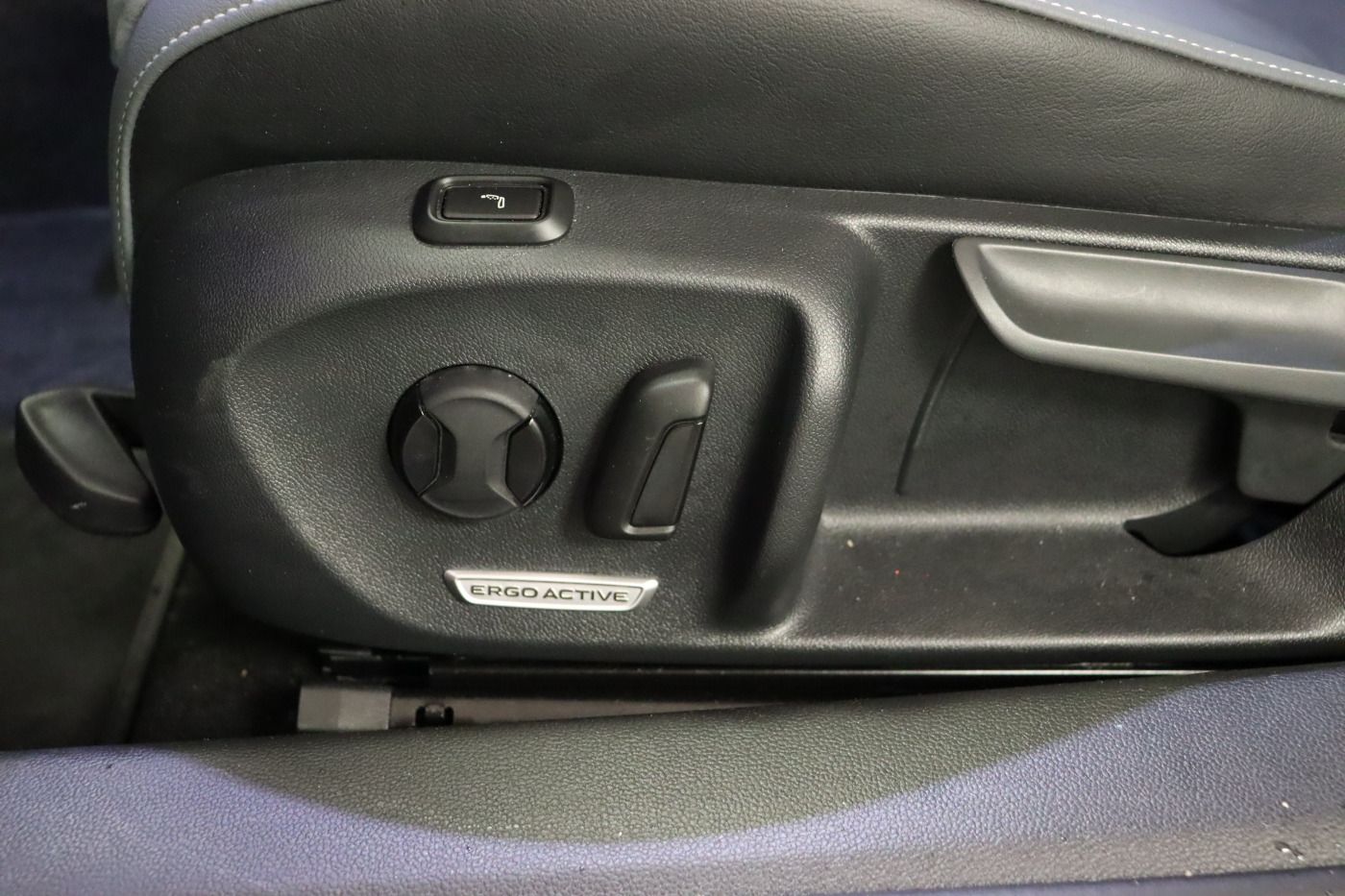 Fahrzeugabbildung Volkswagen Passat Variant 2.0 TDI DSG Business |AHK|Massage